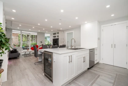 Kitchen Photo of 203 15152 Russell Avenue, White Rock, BC