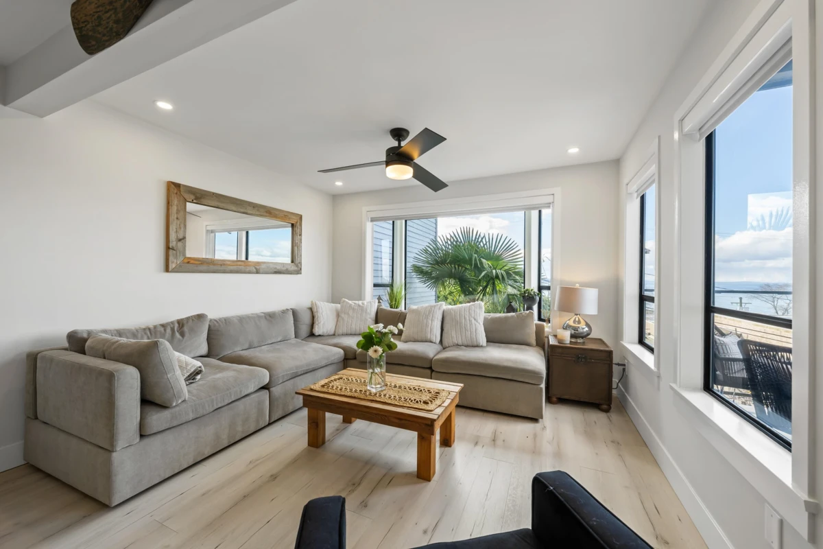 Family Room Photo of 2 14985 Victoria Avenue, White Rock, BC