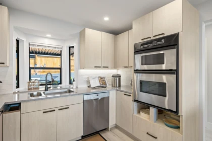 Breakfast Nook Photo of 2 14985 Victoria Avenue, White Rock, BC