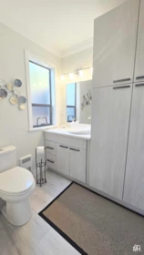 Guest Bathroom Photo of 2 14985 Victoria Avenue, White Rock, BC