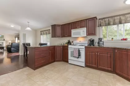 Kitchen Photo of 41725 Hare Avenue, Yarrow, BC