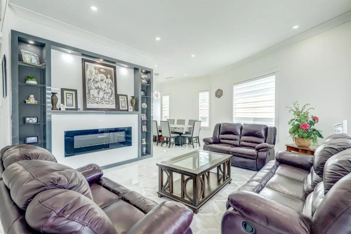 Family Room Photo of 16181 89a Avenue, Surrey, BC