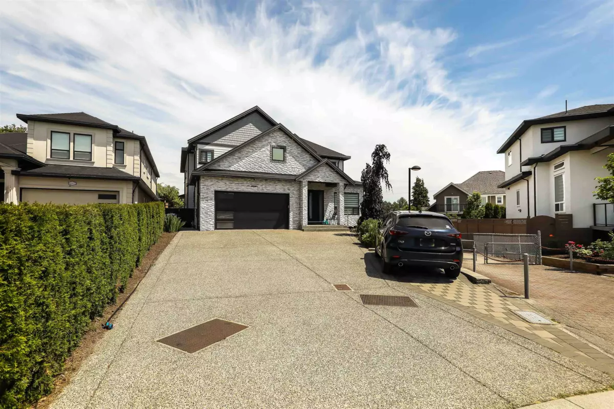 Living Room Photo of 16181 89a Avenue, Surrey, BC