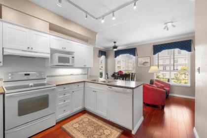 Kitchen Island Photo of 340 3098 Guildford Way, Coquitlam, BC