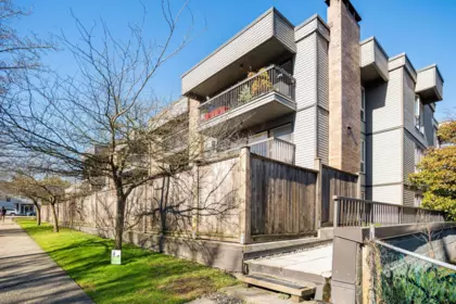 Entry Foyer Photo of 205 3264 Oak Street, Vancouver, BC