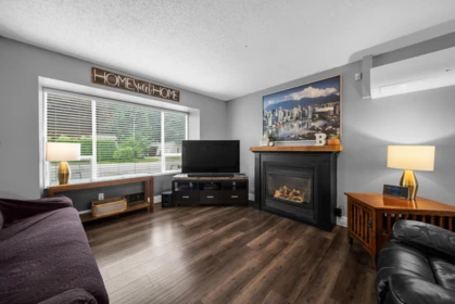Kitchen Island Photo of 34855 Laburnum Avenue, Abbotsford, BC