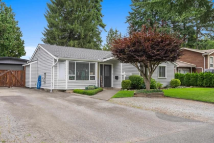 Living Room Photo of 34855 Laburnum Avenue, Abbotsford, BC