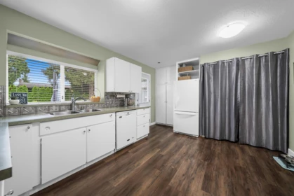 Primary Bathroom Photo of 34855 Laburnum Avenue, Abbotsford, BC