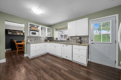 Walk-In Closet Photo of 34855 Laburnum Avenue, Abbotsford, BC