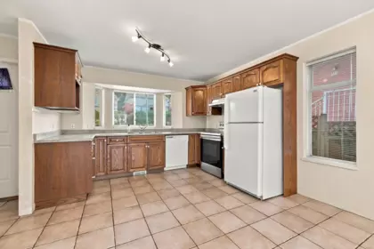 Living Room Photo of 423-425 E 2nd Street, North Vancouver, BC