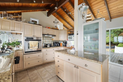 Kitchen Island Photo of 2685 Skilift Place, West Vancouver, BC