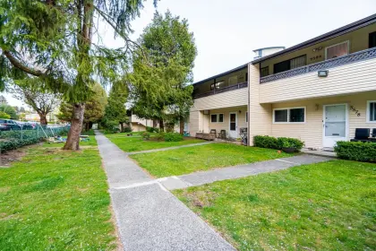 5588 Broadway, Burnaby, BC, Burnaby — Townhouse for sale