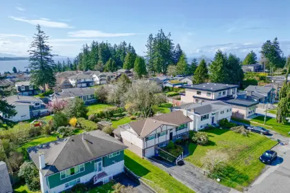 15530 Oxenham Avenue, White Rock, BC, White rock — Single Family Residence for sale