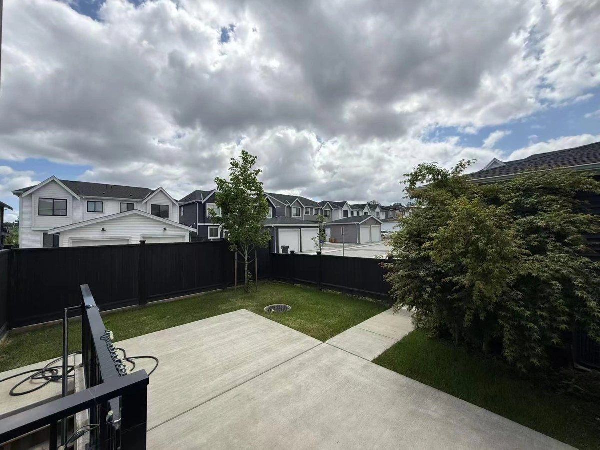 Front Yard Photo of 19682 75a Avenue, Langley, BC