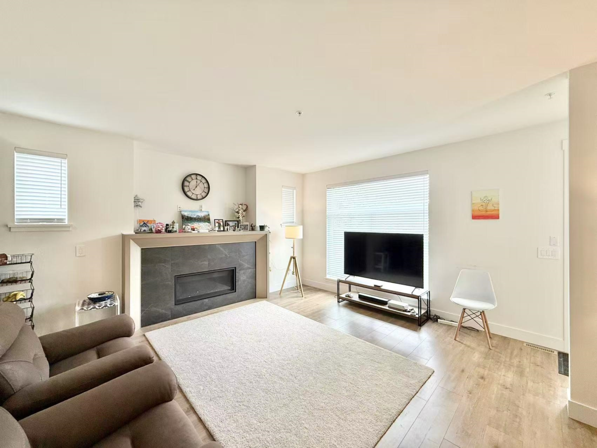 Kitchen Island Photo of 19682 75a Avenue, Langley, BC