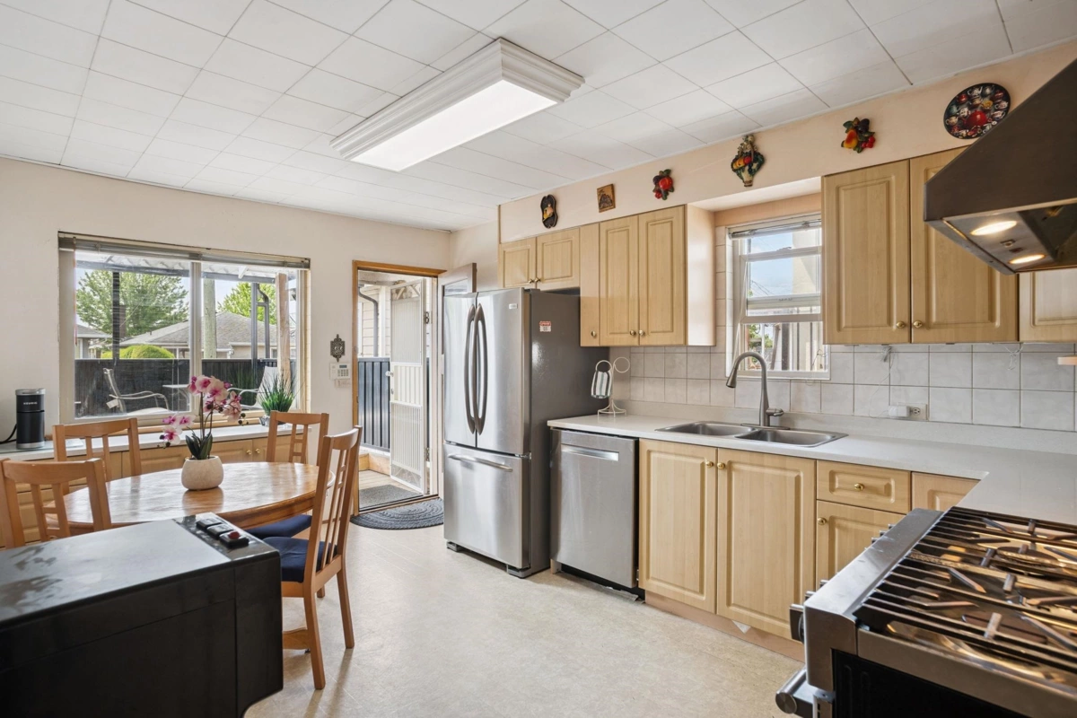Dining Area Photo of 3260 E 48 Avenue, Vancouver, BC