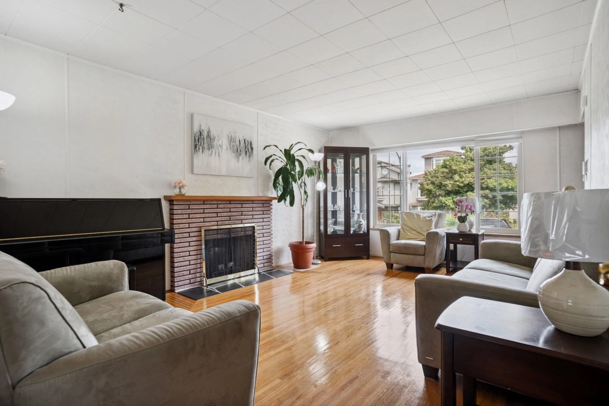 Family Room Photo of 3260 E 48 Avenue, Vancouver, BC