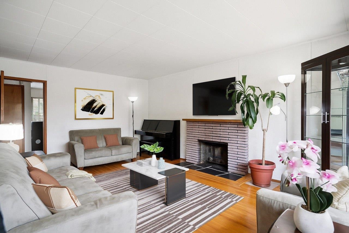 Living Room Photo of 3260 E 48 Avenue, Vancouver, BC