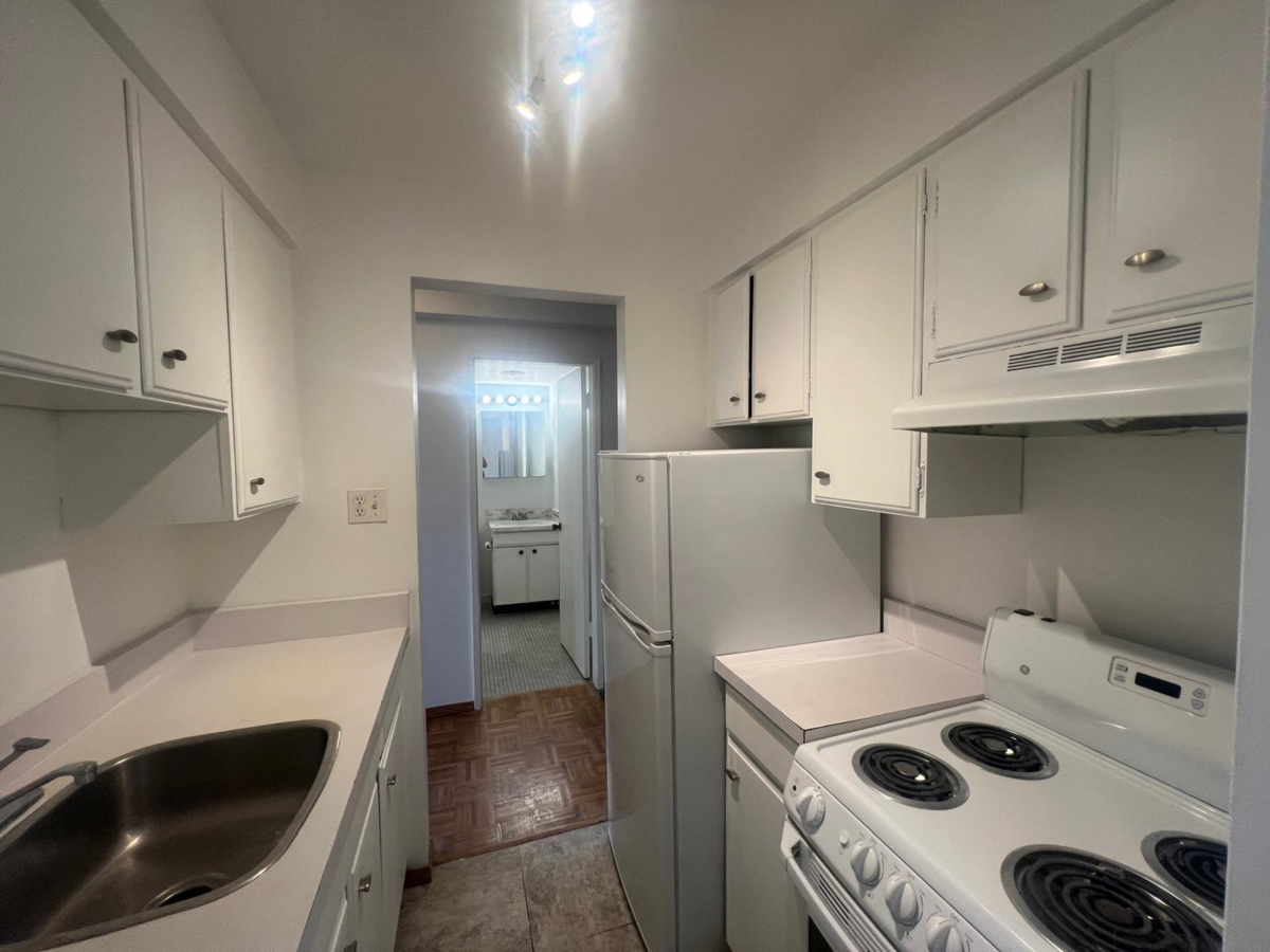 Walk-In Closet Photo of 501 1850 Comox Street, Vancouver, BC