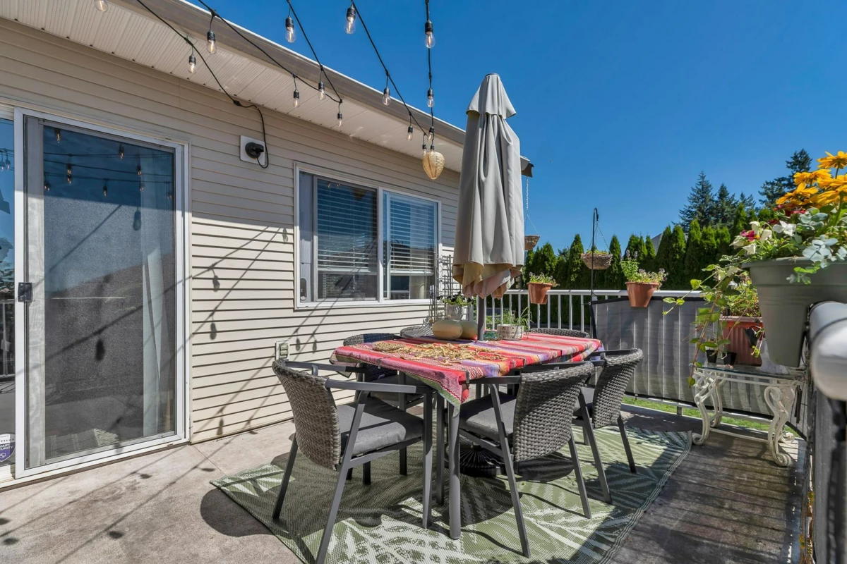 Entry Foyer Photo of 8412 Doerksen Drive, Mission, BC