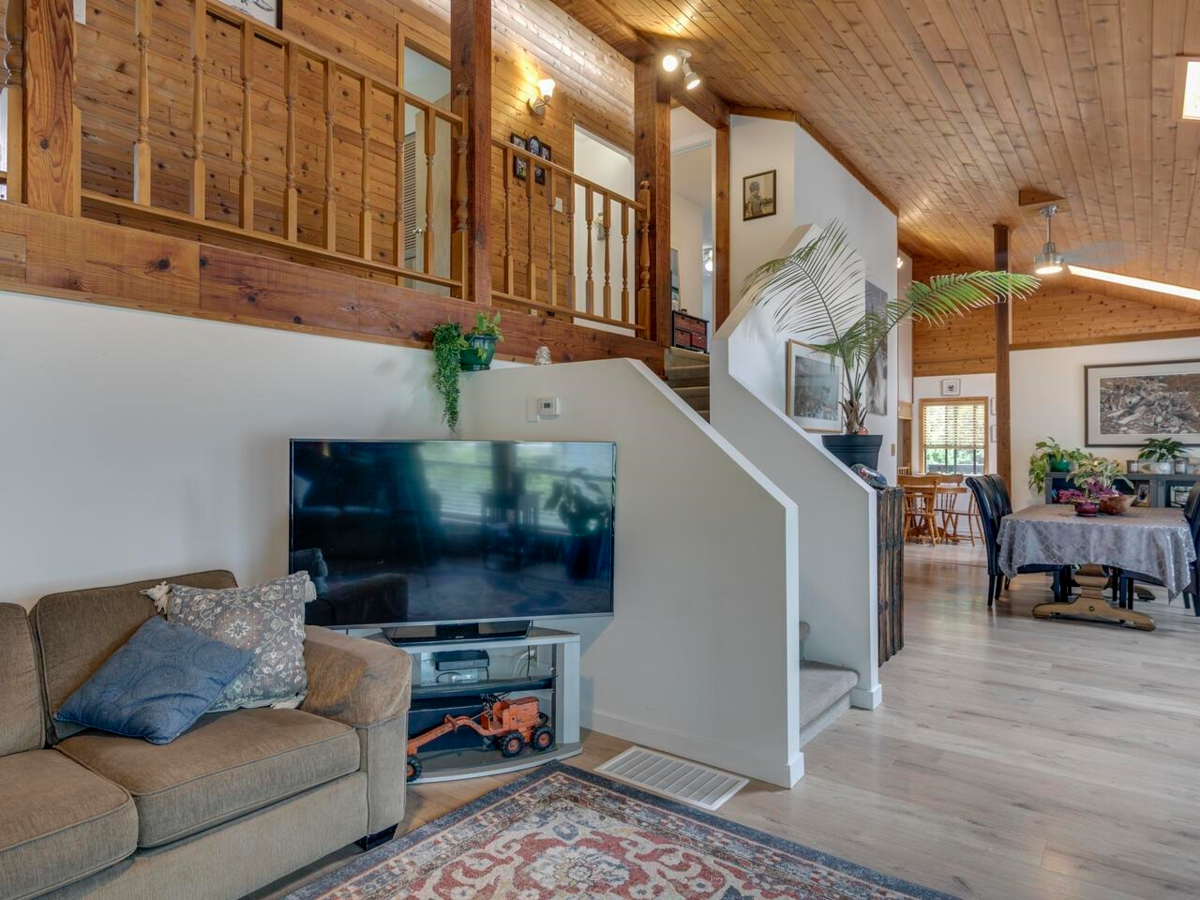Dining Area Photo of 2111 Mamquam Road, Squamish, BC