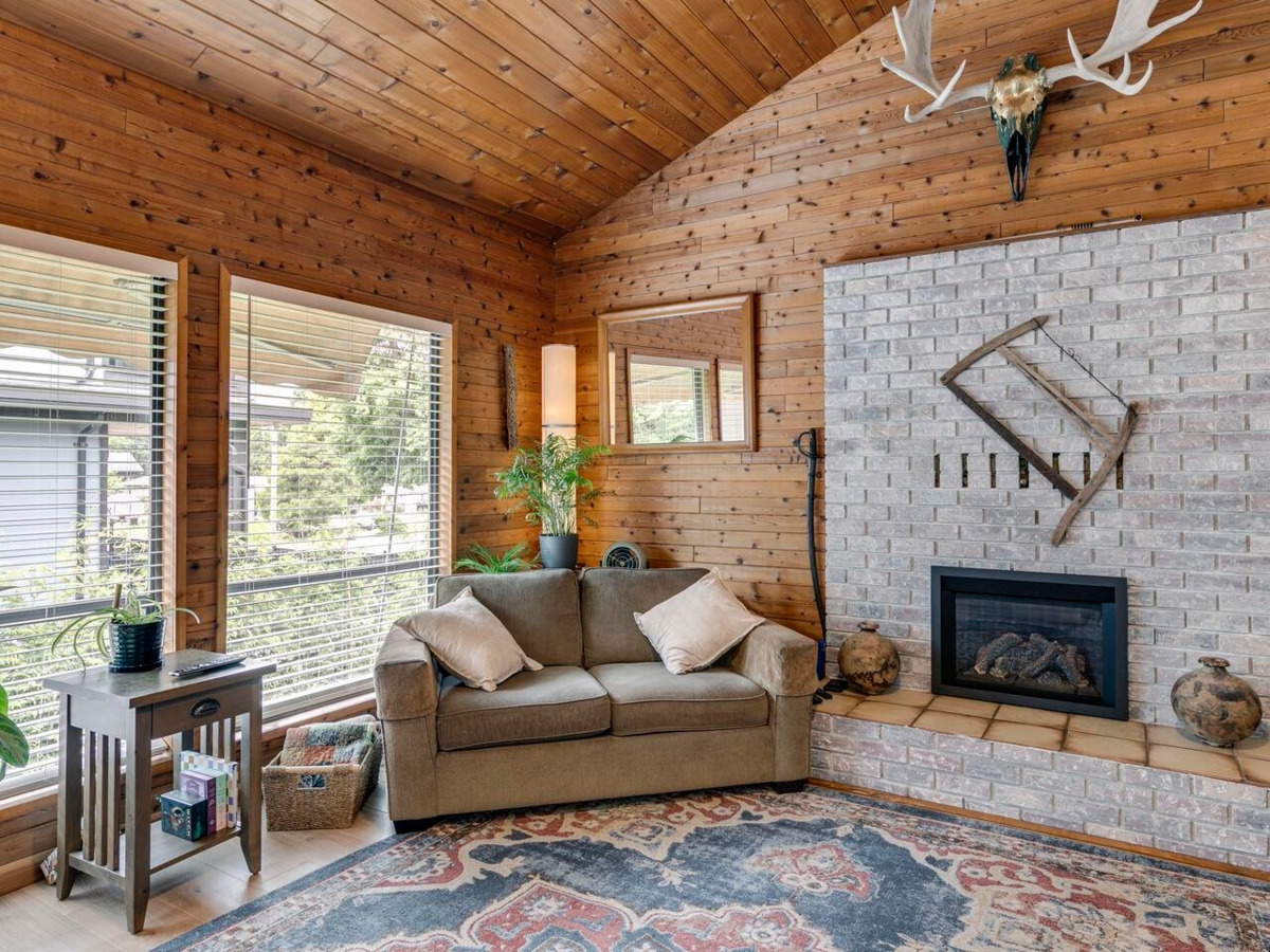 Kitchen Island Photo of 2111 Mamquam Road, Squamish, BC