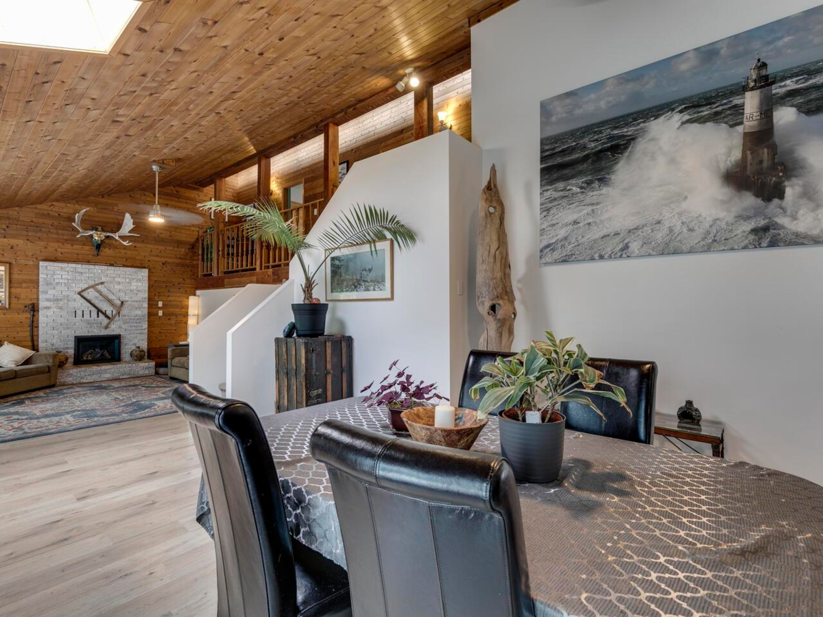 Primary Bathroom Photo of 2111 Mamquam Road, Squamish, BC