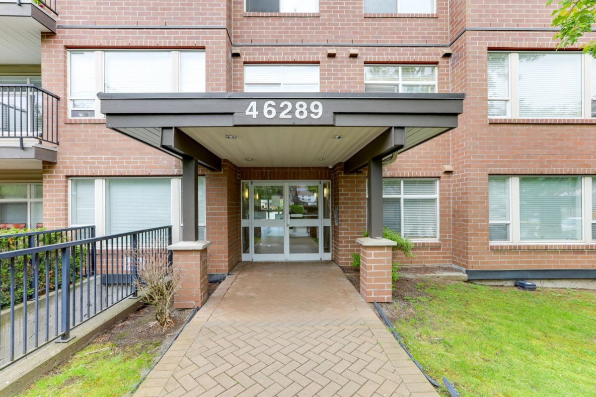 Living Room Photo of 102 46289 Yale Road, Chilliwack, BC