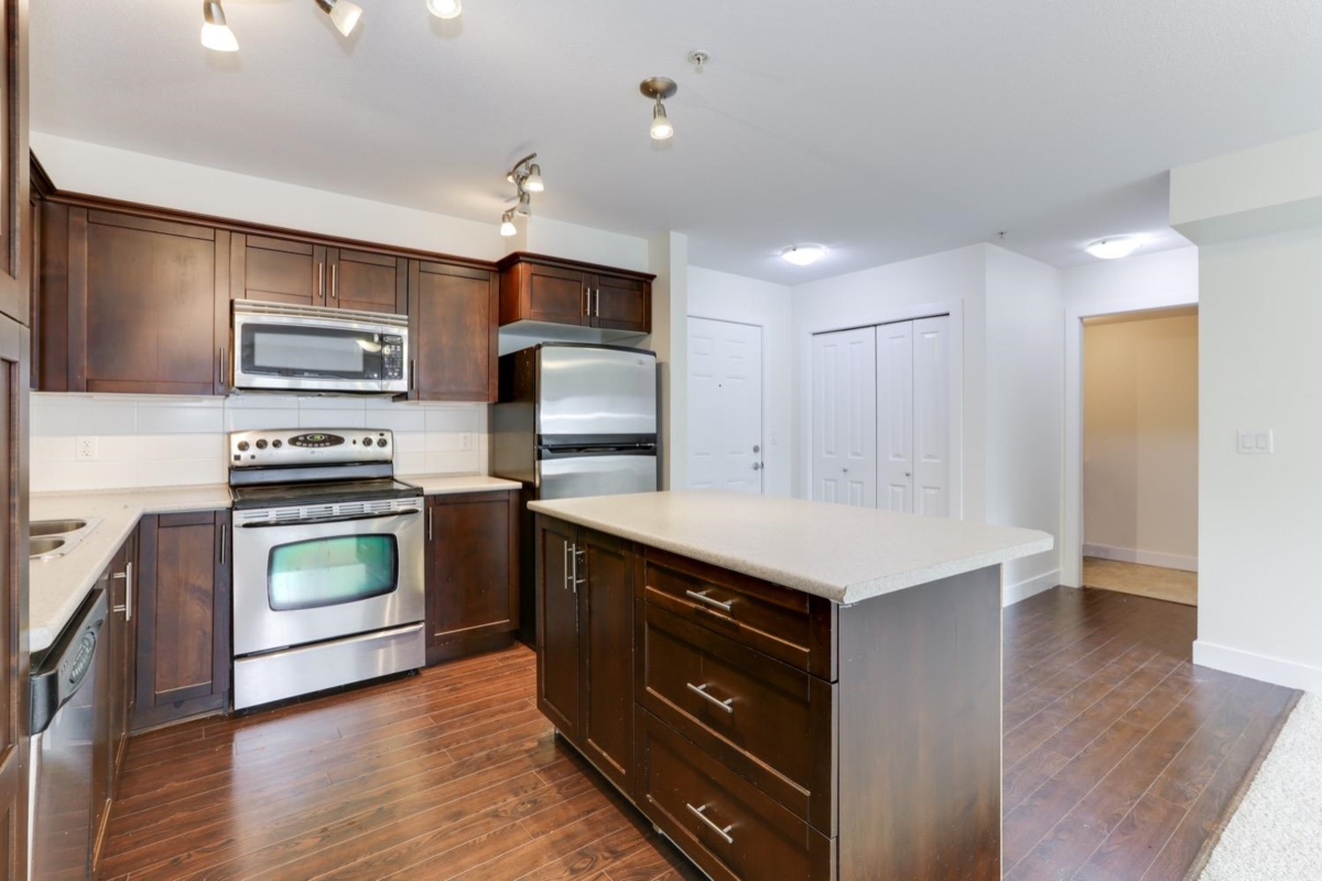 Walk-In Closet Photo of 102 46289 Yale Road, Chilliwack, BC