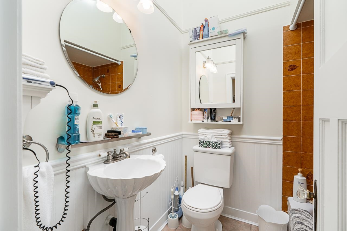 Hallway Photo of 349-351 Cumberland Street, New Westminster, BC