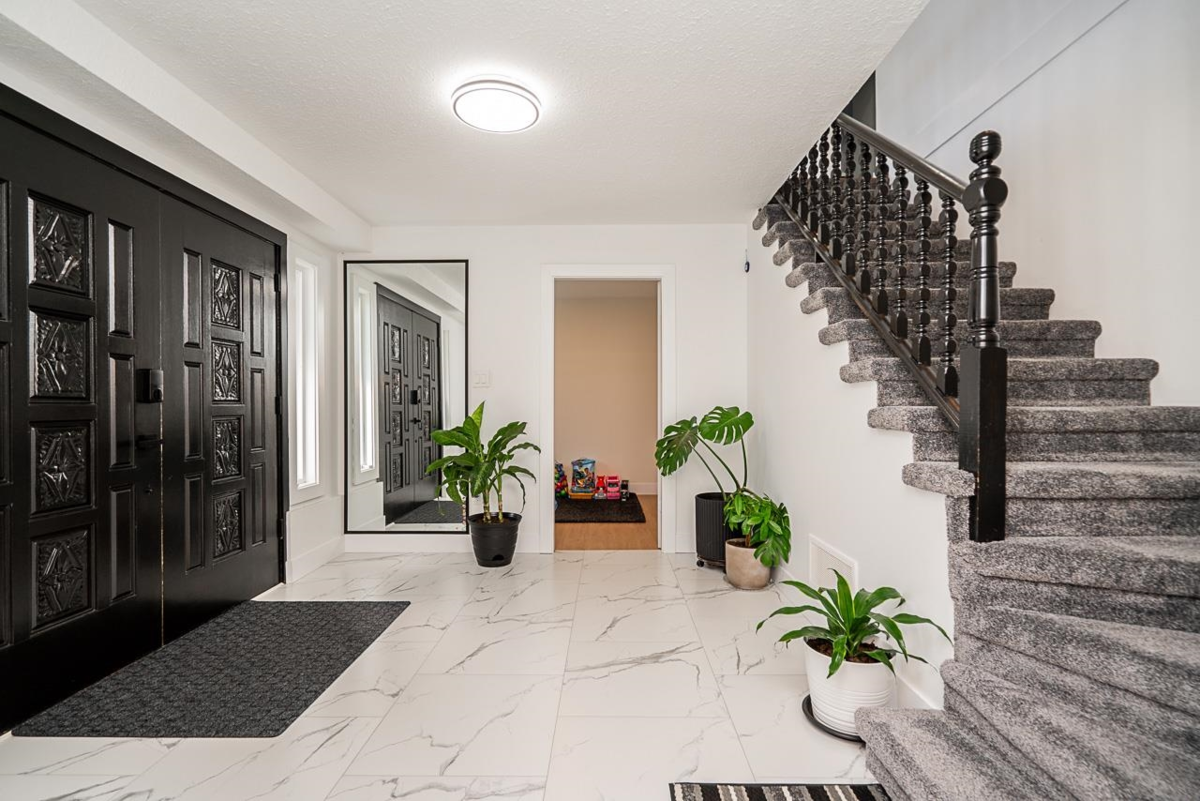 Dining Area Photo of 17233 60 Avenue, Surrey, BC