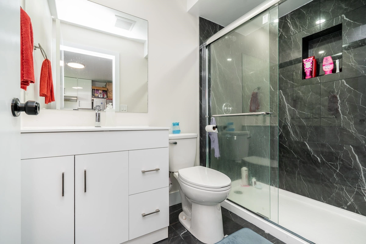 Entry Foyer Photo of 17233 60 Avenue, Surrey, BC