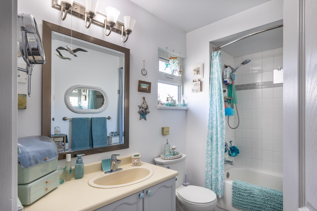 Guest Bathroom Photo of 2 765 School Road, Gibsons, BC