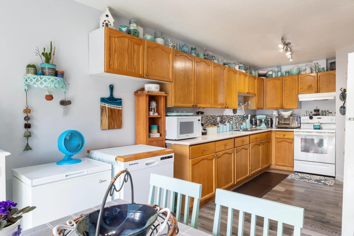 Kitchen Island Photo of 2 765 School Road, Gibsons, BC