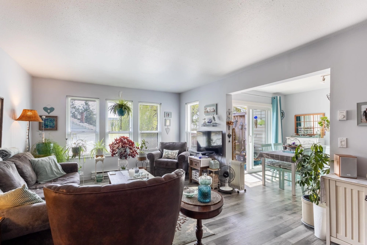 Living Room Photo of 2 765 School Road, Gibsons, BC