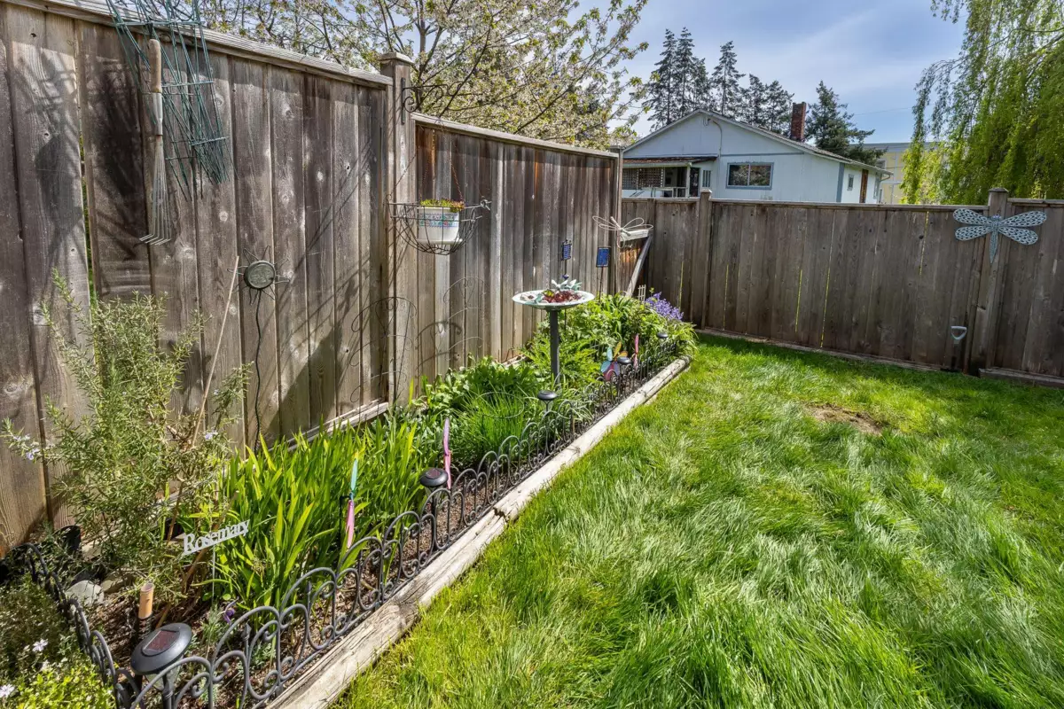 Outdoor Deck Photo of 2 765 School Road, Gibsons, BC