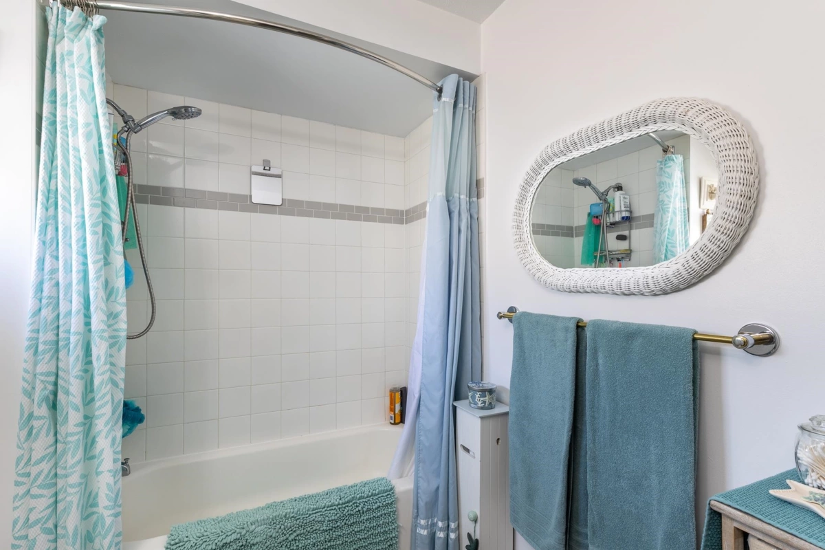 Powder Room Photo of 2 765 School Road, Gibsons, BC