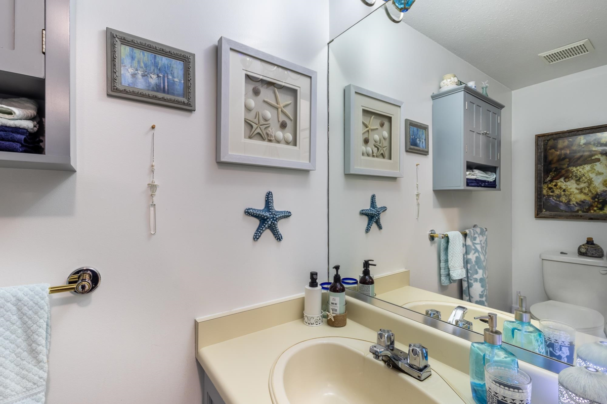 Walk-In Closet Photo of 2 765 School Road, Gibsons, BC