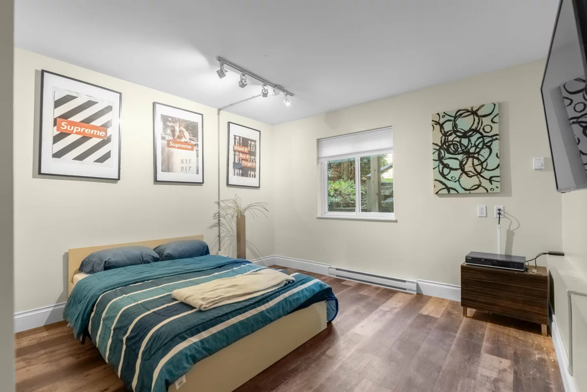 Entry Foyer Photo of 324 E 24th Street, North Vancouver, BC