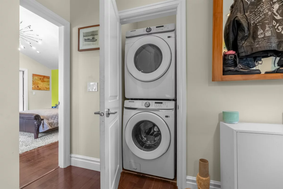 Front Yard Photo of 324 E 24th Street, North Vancouver, BC