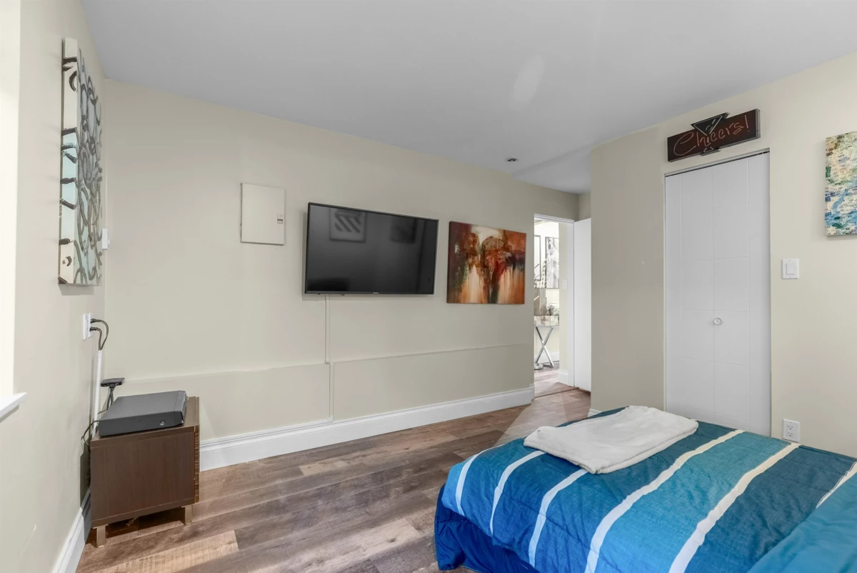 Hallway Photo of 324 E 24th Street, North Vancouver, BC