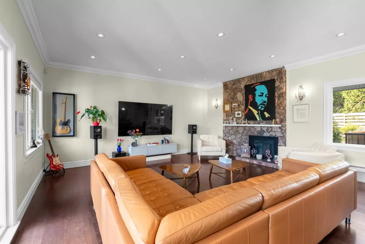 Walk-In Closet Photo of 324 E 24th Street, North Vancouver, BC