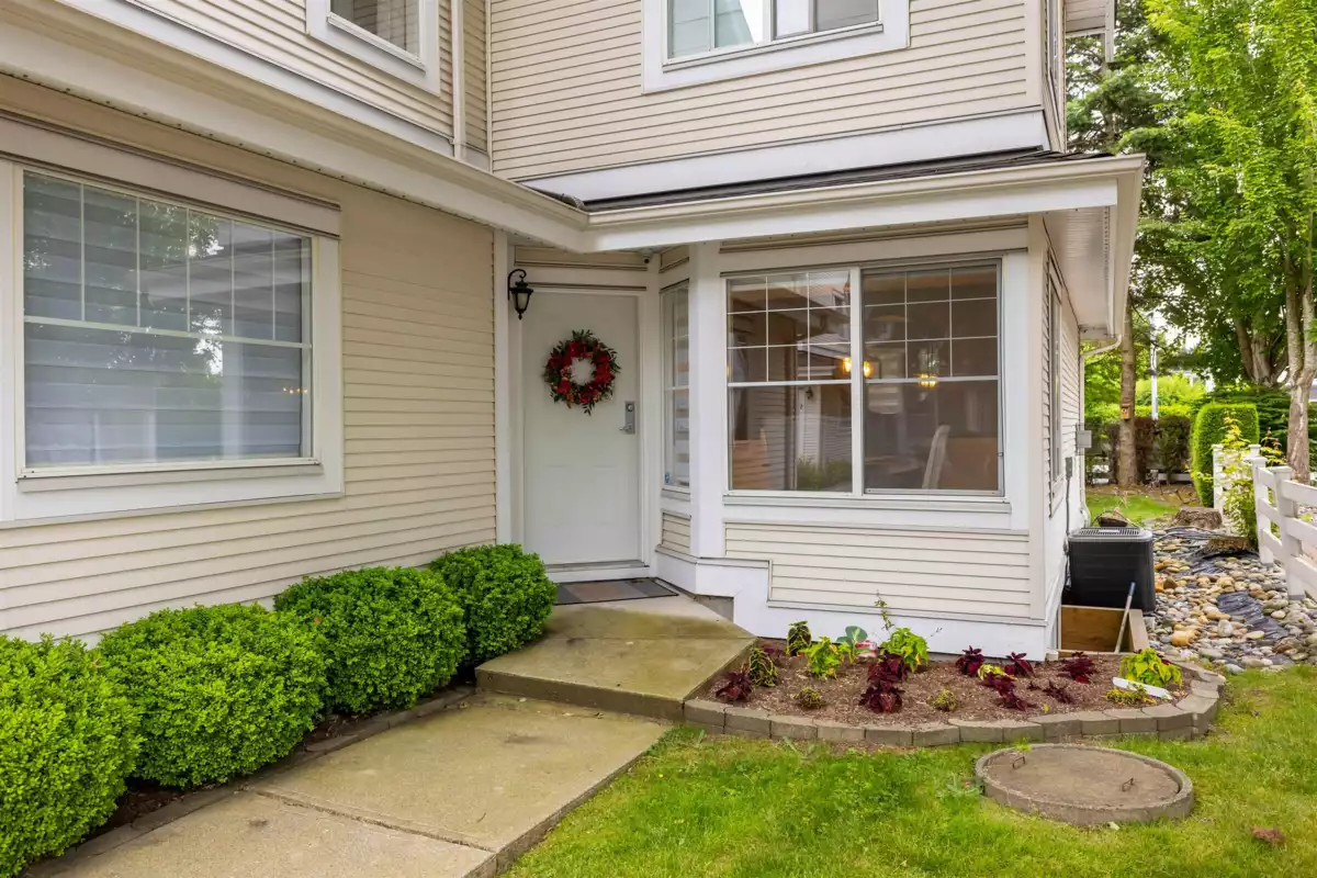 Living Room Photo of 1 17097 64 Street, Surrey, BC