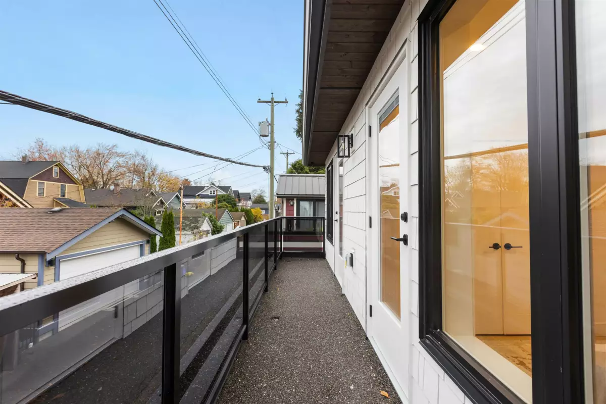 Powder Room Photo of 2609 Dundas Street, Vancouver, BC