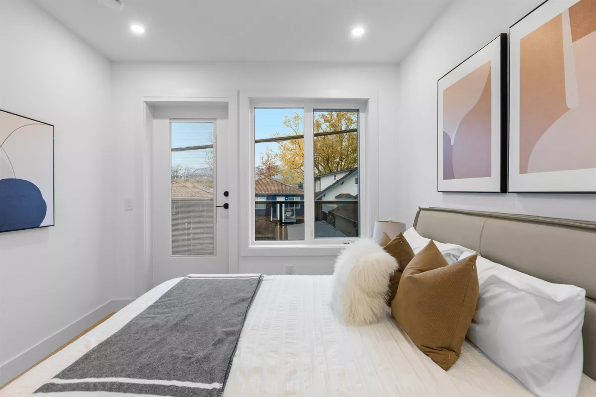 Primary Bathroom Photo of 2609 Dundas Street, Vancouver, BC