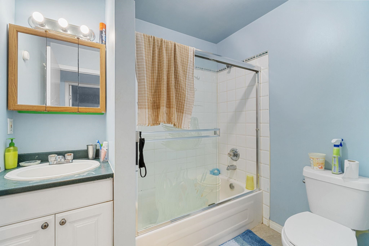 Primary Bathroom Photo of 12 32310 Mouat Drive, Abbotsford, BC