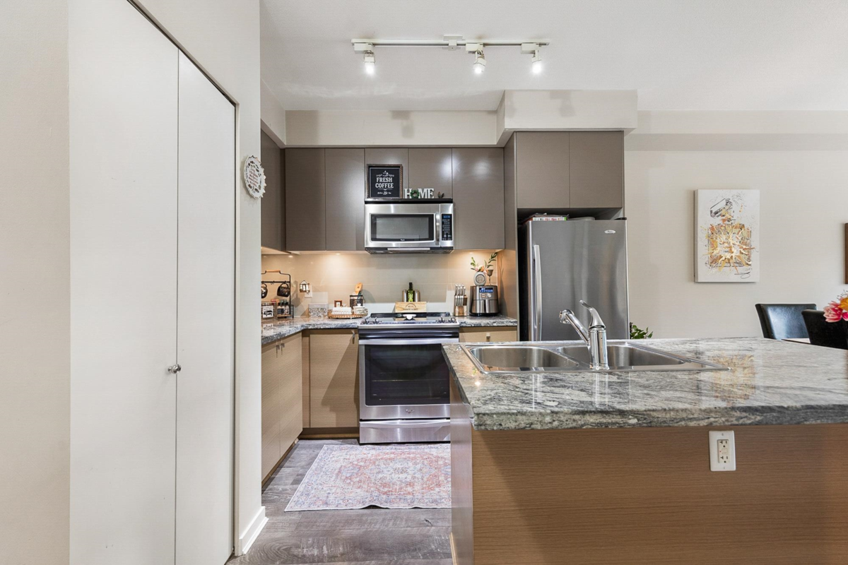 Kitchen Photo of 206 6430 194 Street, Surrey, BC