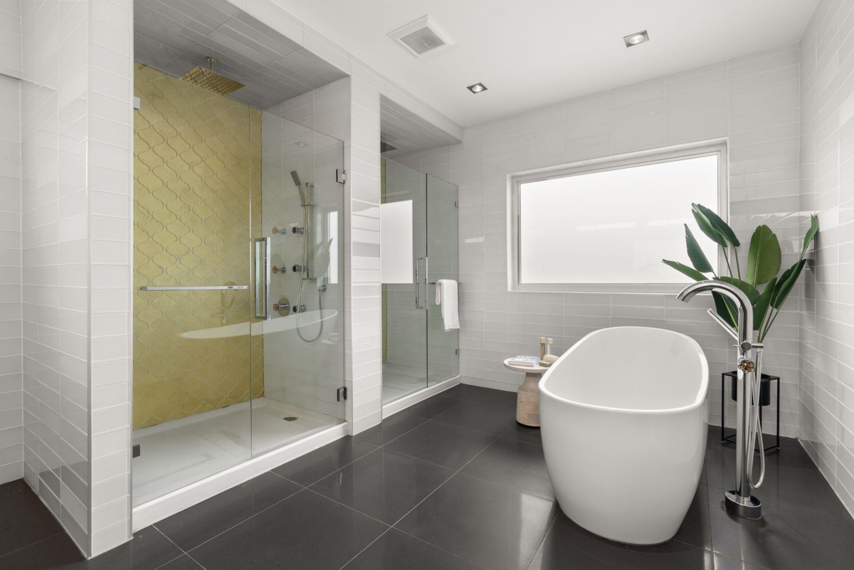 Primary Bathroom Photo of 1265 Queens Avenue, West Vancouver, BC