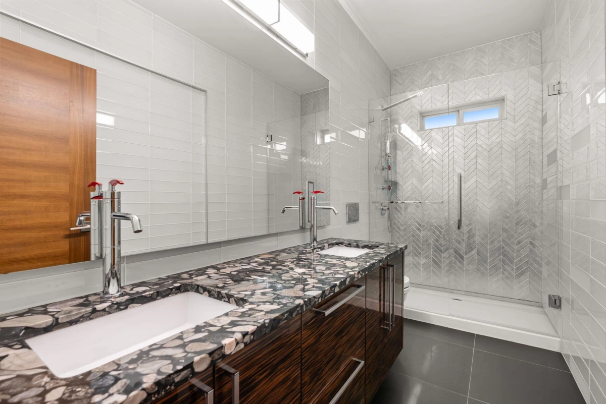 Walk-In Closet Photo of 1265 Queens Avenue, West Vancouver, BC