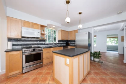 Kitchen Island Photo of 1075 Gladwin Drive, North Vancouver, BC